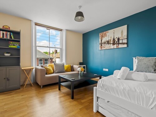 Perfect 1-bed base in Canterbury with Parking - Pass the Keys