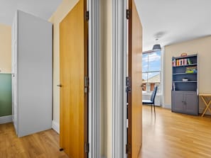 1 habitación, tabla de planchar con plancha, wifi gratis y ropa de cama