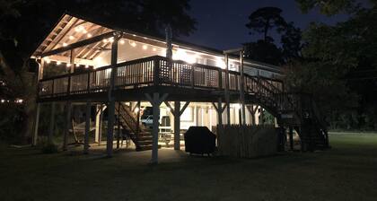 Relaxed waterfront home nestled under a shady oak about 2 miles to Old Town