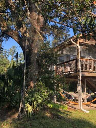 Relaxed waterfront home nestled under a shady oak about 2 miles to Old Town