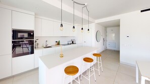 Een koelkast, een microgolfoven, een oven, een vaatwasser