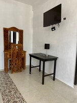 Muebles diferentes, escritorio y espacio para trabajar con laptop 