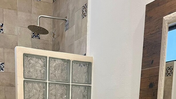 Economy Room, 1 Queen Bed | Bathroom | Shower, free toiletries, hair dryer, towels - El Peregrino (Valladolid)