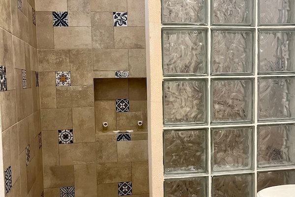 Standard Room | Bathroom | Shower, free toiletries, hair dryer, towels
