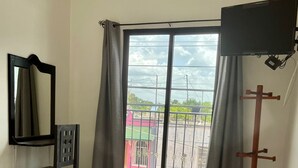 Desk, laptop workspace, WiFi (free), individually furnished - El Peregrino (Valladolid)