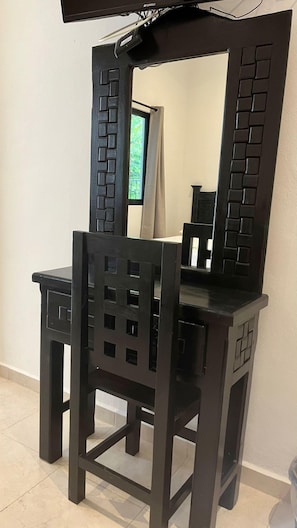 1 habitación, muebles diferentes y escritorio