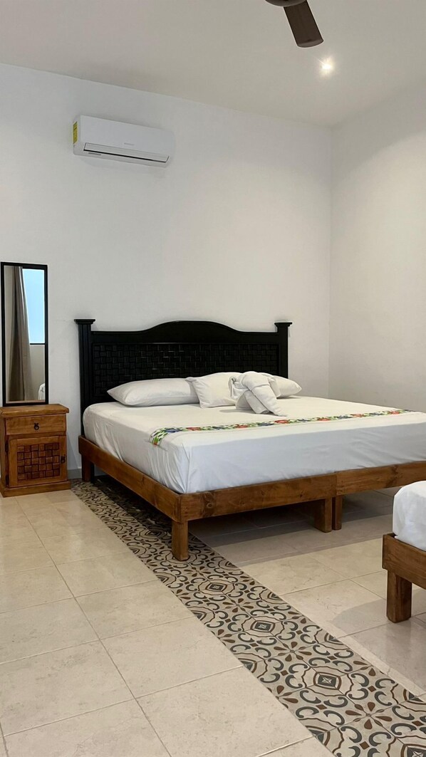 Muebles diferentes, escritorio y espacio para trabajar con laptop