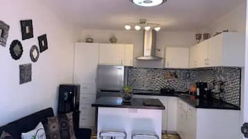 Refrigerador, microondas, horno y cafetera y tetera