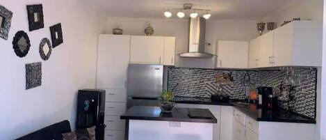 Réfrigérateur, micro-ondes, four, cafetière/bouilloire