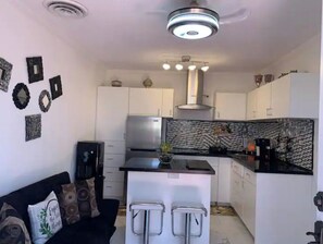 Kühlschrank, Mikrowelle, Ofen, Wasserkocher mit Kaffee-/Teezubehör