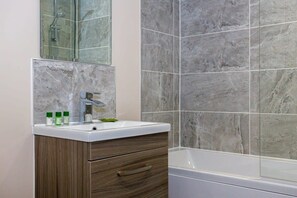 Tina, amenidades de baño gratuitas, secadora de cabello, toallas 