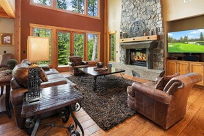 TV connectée, cheminée, lecteur de DVD, table de tennis de table