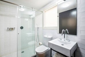Shower, hair dryer, towels, shampoo