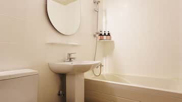 Standard Double Room | Bathroom | Towels