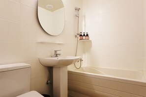 Standard Double Room | Bathroom | Towels