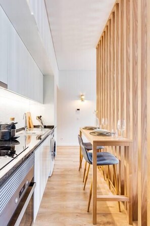 Réfrigérateur, four à micro-ondes, un four, surface de cuisson