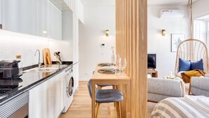 A modern apartment with a kitchen, dining area, and living space. - Boavista Blue Studio by DA'HOME (Porto)