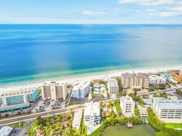 Beach nearby, sun-loungers, beach towels