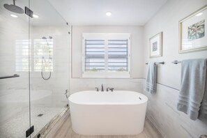 Badewanne, Haartrockner, Handtücher, Seife