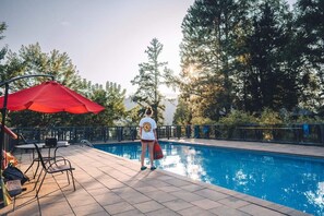 Pool - Contemporary in Nature Cabin w/ Spa, Sauna & EV Friendly (Lac-Supérieur)