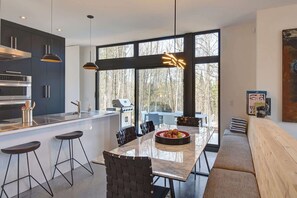 Dining - Contemporary in Nature Cabin w/ Spa, Sauna & EV Friendly (Lac-Supérieur)