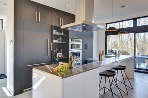 冷蔵庫、電子レンジ、オーブン、コンロ