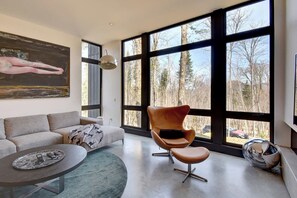 Tv, eldstad och kontor