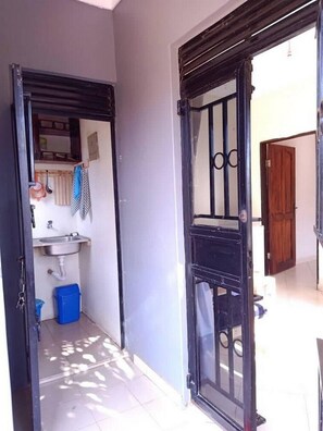 Dusj, håndklær, såpe og toalettpapir