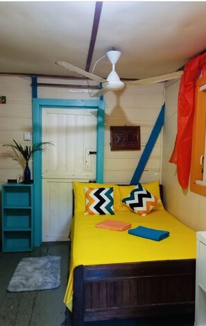 3 عدّة غرف نوم وخدمة الإنترنت وملاءات أسرّة