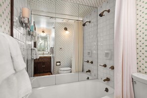 Baignoire, sĂšche-cheveux, serviettes fournies, savon