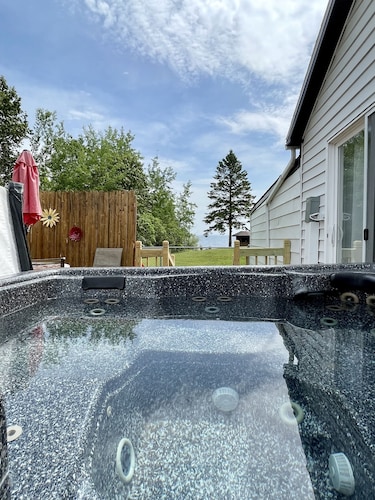 Relax on beautiful Lake Michigan - 5 minutes from town!