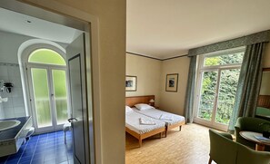 Deluxe Quadruple Room, Lake View | Desk, WiFi (free), bed sheets - Erooms Minusio (Minusio)