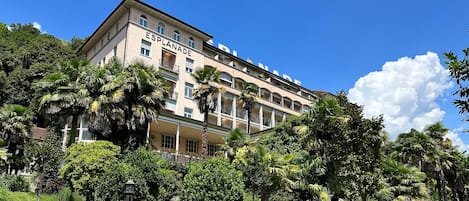 Vista frontal de la propiedad