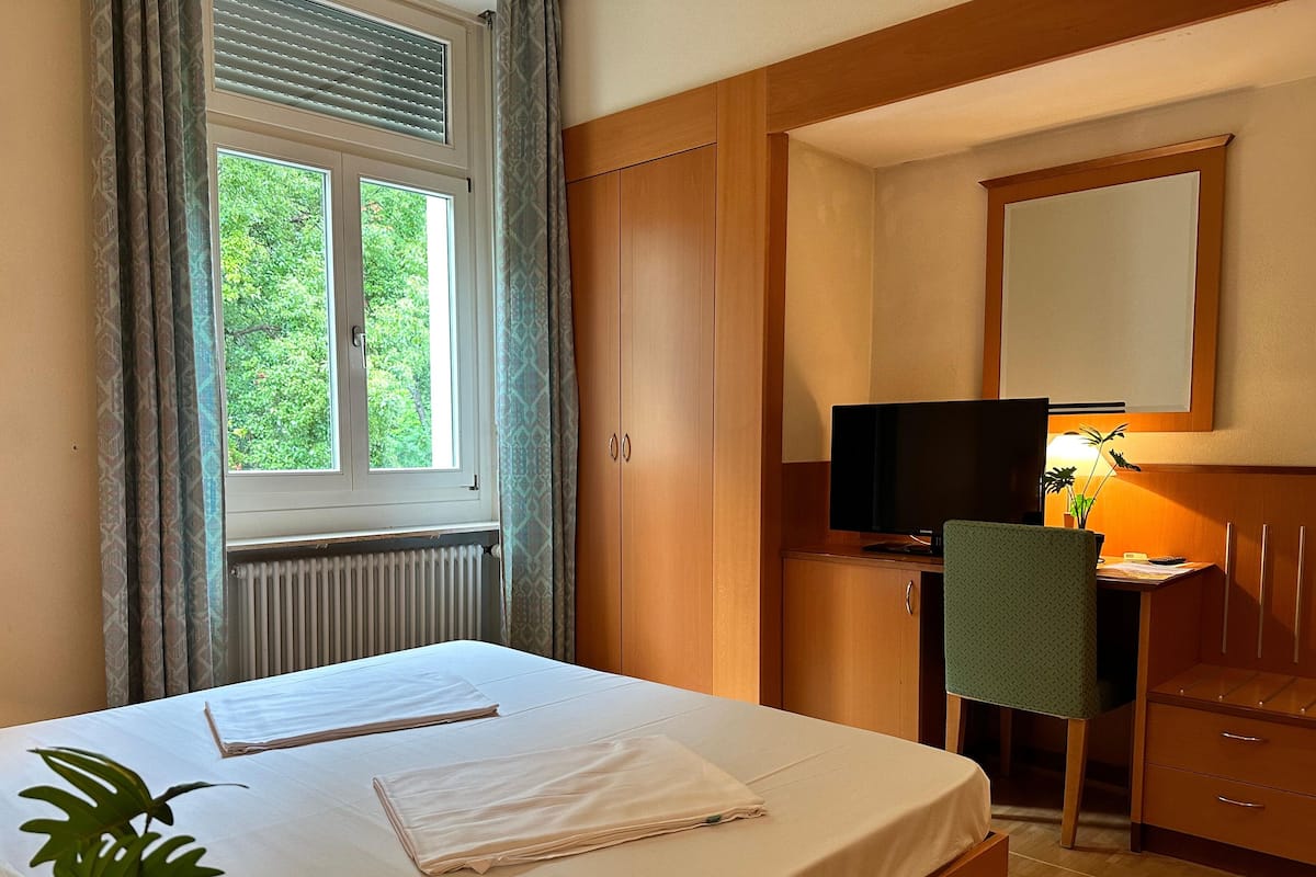 Eenvoudige tweepersoonskamer | Een bureau, gratis wifi, beddengoed