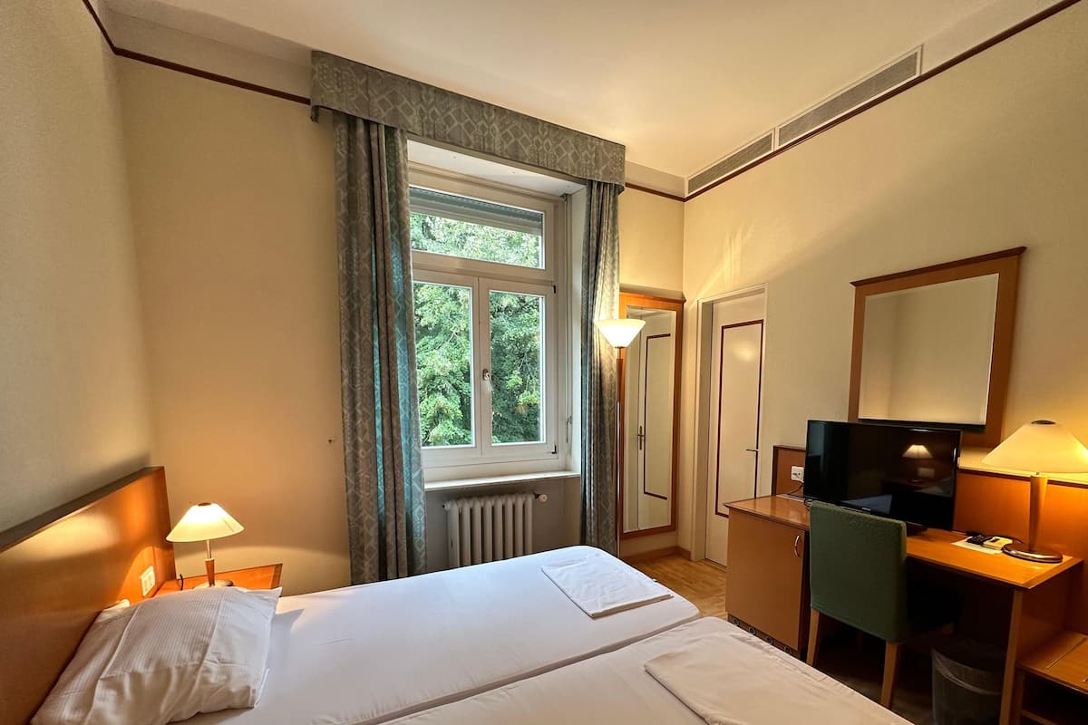 Basic Twin Room | Desk, WiFi (free), bed sheets
