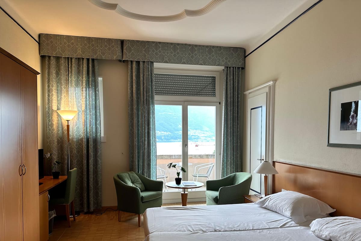 Classic Double or Twin Room, Lake View | Desk, WiFi (free), bed sheets
