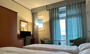 Classic Double or Twin Room, Lake View | Desk, free WiFi, bed sheets - Erooms Minusio (Minusio)