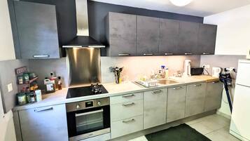 Réfrigérateur, micro-ondes, four, plaque de cuisson