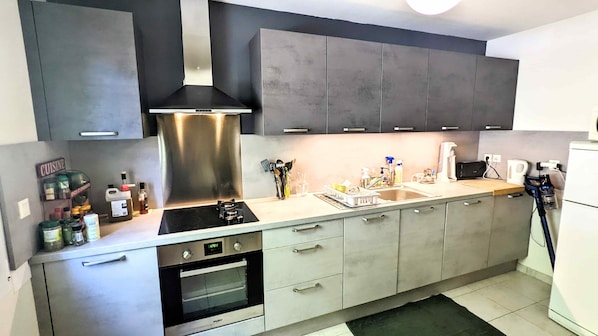 Een koelkast, een microgolfoven, een oven, een kookplaat