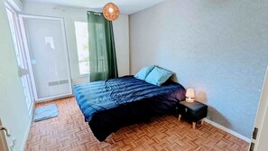 2 bedrooms, desk, iron/ironing board, travel crib