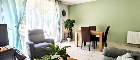 Téléviseur, jeux vidéo, livres, chaßne audio