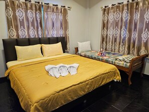 4 bedrooms, in-room safe, desk, iron/ironing board