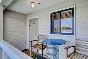 Property grounds - Resort Breeze-2 BR, Pools, Hot Tub, Tennis, Beach (Hilton Head Island)