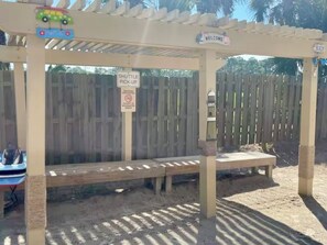 Property grounds - Resort Breeze-2 BR, Pools, Hot Tub, Tennis, Beach (Hilton Head Island)