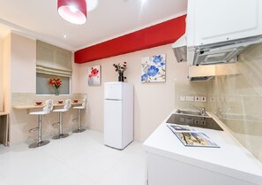 Fridge, microwave, oven, stovetop - Orange 2: Studio Apartment in St. Julian's (Swieqi)