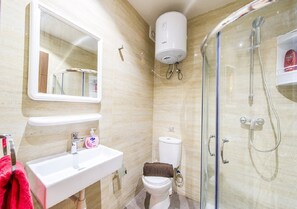 Shower, hair dryer, towels, toilet paper - Orange 2: Studio Apartment in St. Julian's (Swieqi)