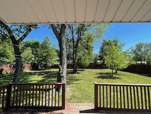 Property grounds - Hidden Gem!  The Hogspitality House- Perfect Cottage- 5 min to Univ of Arkansas! (Fayetteville)
