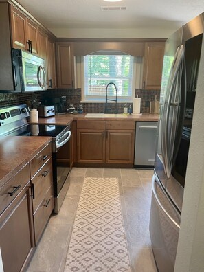 Fridge, microwave, oven, stovetop - Hidden Gem!  The Hogspitality House- Perfect Cottage- 5 min to Univ of Arkansas! (Fayetteville)