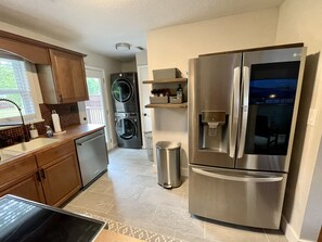 Fridge, microwave, oven, stovetop - Hidden Gem!  The Hogspitality House- Perfect Cottage- 5 min to Univ of Arkansas! (Fayetteville)