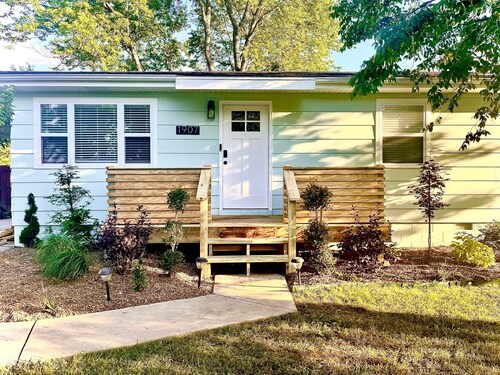 Hidden Gem! The Hogspitality House- Perfect Cottage- 5 min to Univ of Arkansas!